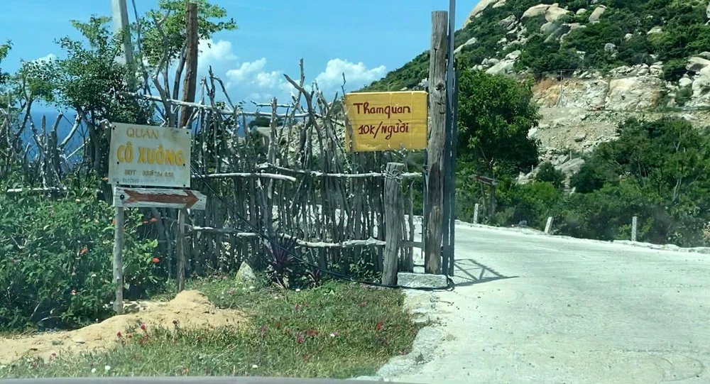 Các điểm kinh doanh tự mở đường bê tông nối với Tỉnh lộ 701 để bán vé cho khách tham quan. Ảnh: HỮU PHƯƠNG.