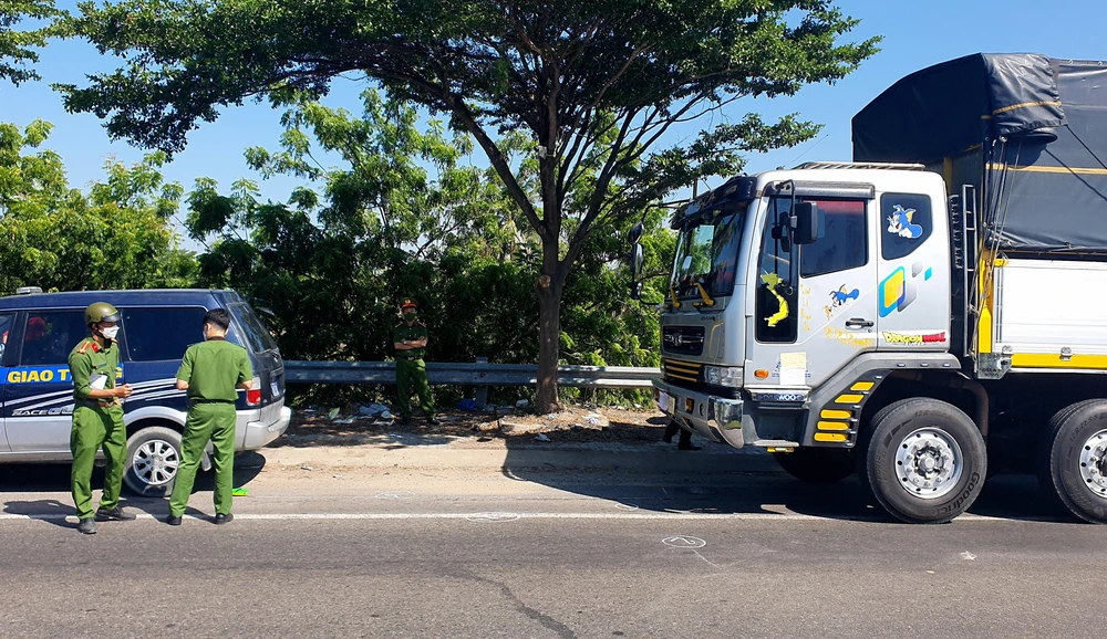 Cơ quan điều tra đã điều một xe tải cùng xe công vụ của TTGT tỉnh Ninh Thuận đến hiện trường để đo vẽ. Ảnh: HUỲNH HẢI Cơ quan điều tra đã điều một xe tải cùng xe công vụ của TTGT tỉnh Ninh Thuận đến hiện trường để đo vẽ. Ảnh: HUỲNH HẢI