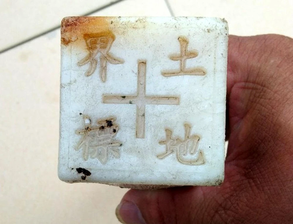 Cọc nhựa trôi dạt vào Đầm Môn là cọc mốc bình thường, không phải cọc mốc chủ quyền. Ảnh: QT.