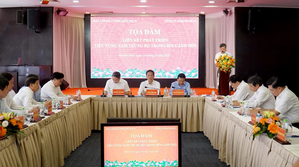 Quang cảnh tọa đàm Liên kết phát triển Tiểu vùng Nam Trung bộ trong bối cảnh mới. Ảnh: HUỲNH HẢI Quang cảnh tọa đàm Liên kết phát triển Tiểu vùng Nam Trung bộ trong bối cảnh mới. Ảnh: HUỲNH HẢI