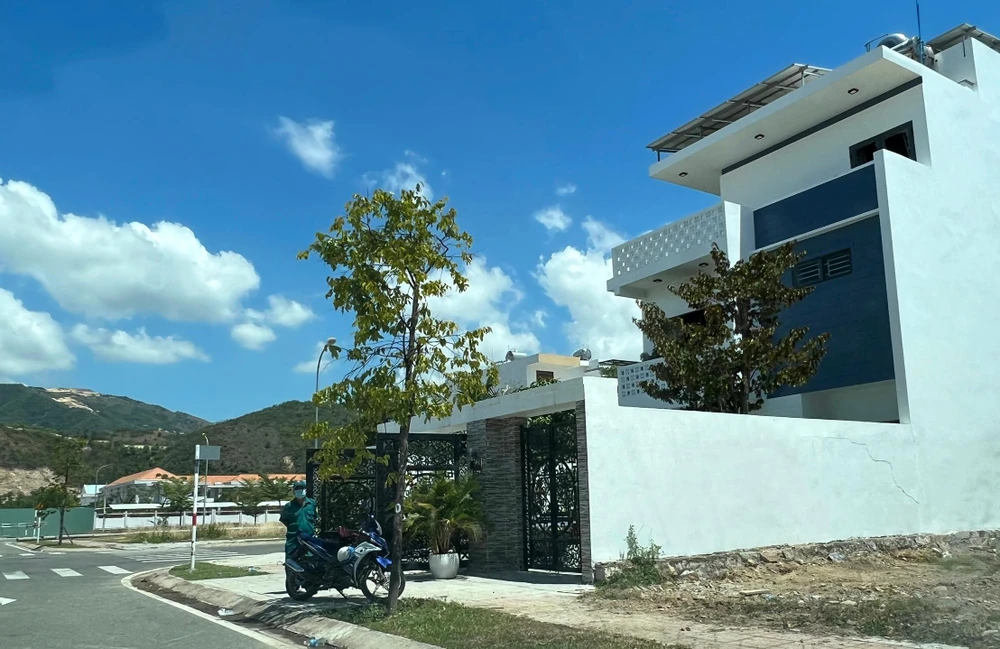 Căn biệt thự đang được lực lượng chức năng phong tỏa. Ảnh: HH.