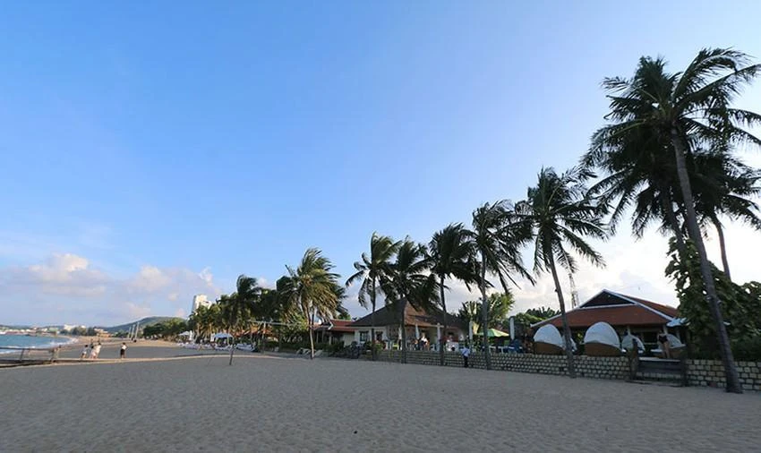 Khu vực bãi biển của khu du lịch Ana Mandara sẽ được giải tỏa làm công viên phục vụ cộng đồng. Ảnh: TẤN LỘC.