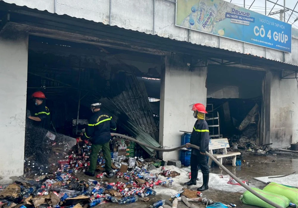 Ngư cụ và hàng hóa bên trong tiệm tạp hóa bị cháy rụi. Ảnh: PS Ngư cụ và hàng hóa bên trong tiệm tạp hóa bị cháy rụi. Ảnh: PS