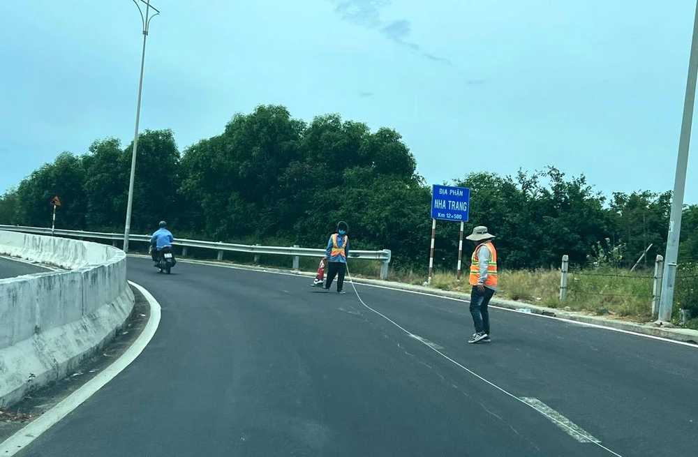 Đường Nguyễn Tất Thành đoạn qua đèo Cù Hin. Ảnh: XN