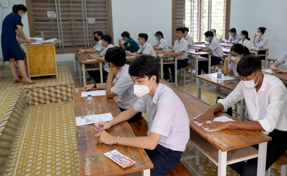 Các thí sinh chuẩn bị thi môn Ngữ Văn sáng 7-7. Ảnh: CT.