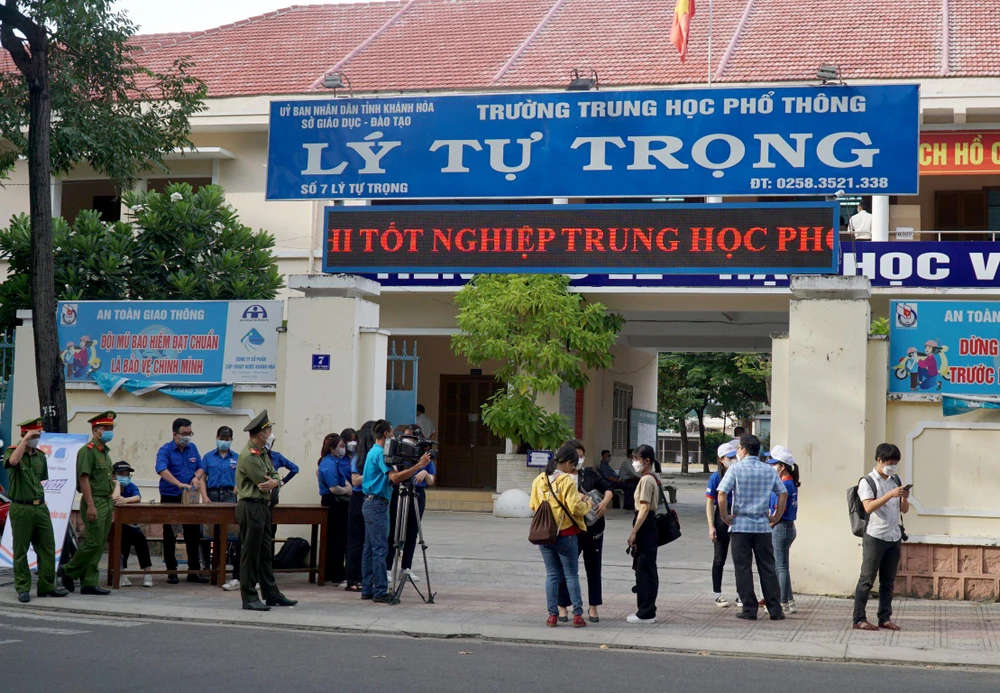 Lực lương Công an đảm bảo an ninh trước điểm thi trưởng Lý Tự Trọng. Ảnh: BT.