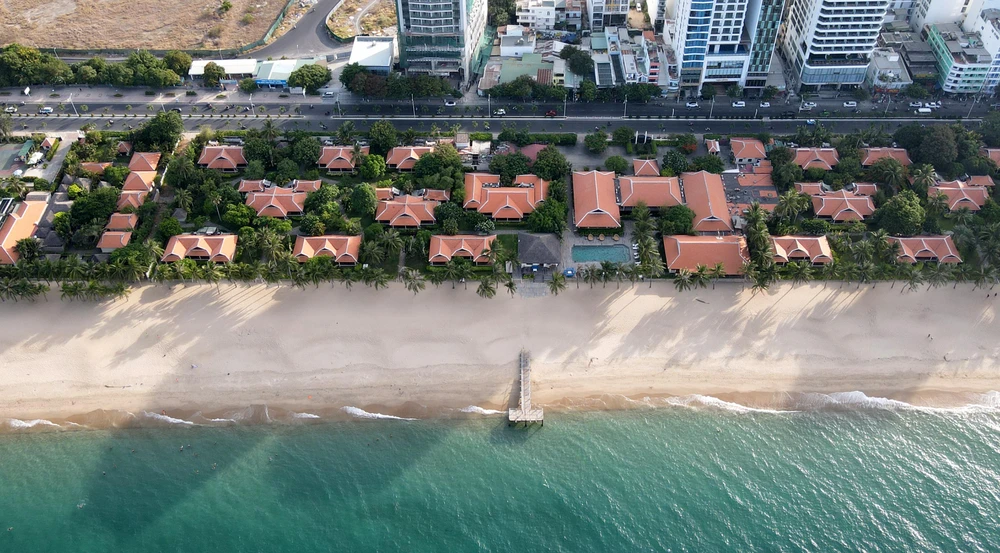 Các công trình khác sẽ làm thành điểm dừng chân, sân tập yoga, tạo cảnh quan chụp ảnh, cà phê và một số dịch vụ công cộng. Riêng khu vực hồ bơi sẽ được giữ lại hoàn toàn để phổ cập bơi cho thiếu nhi.