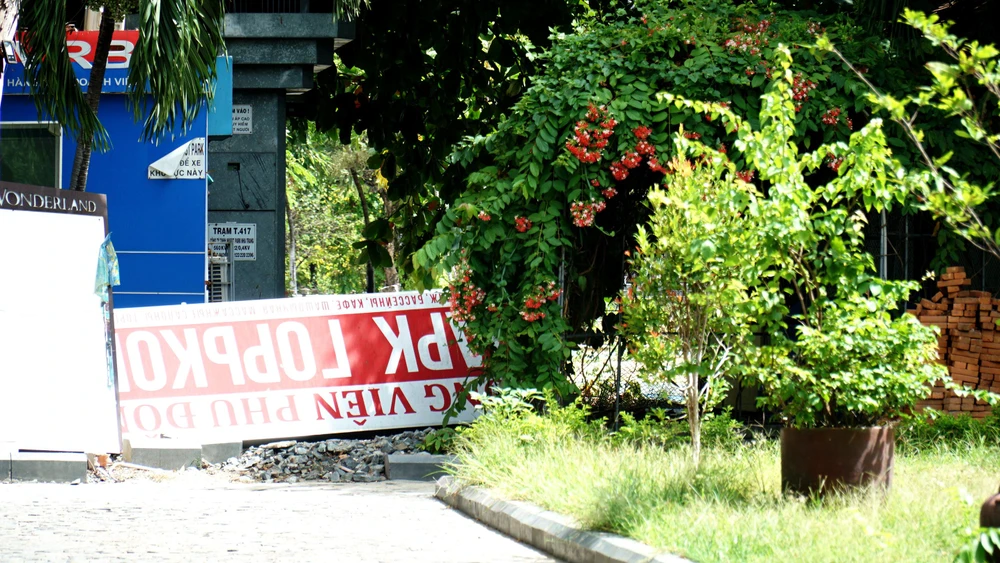 Công viên ngay trung tâm TP Nha Trang không được chăm sóc trở nên nhếch nhác, gây mất mỹ quan đối với thành phố du lịch biển.