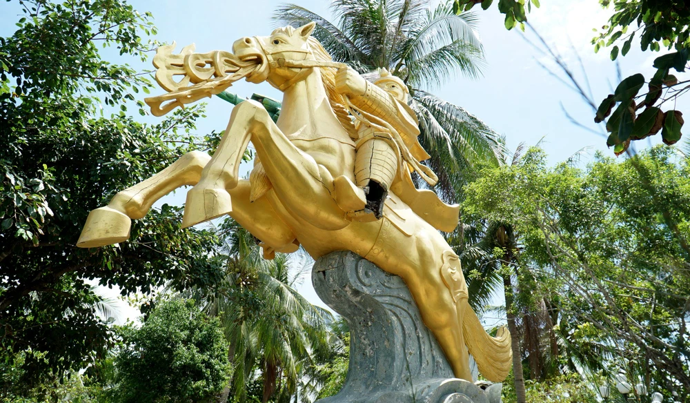 Tượng Thánh Gióng trong công viên cũng hư hỏng, bê tông ở chân nứt toác nhưng vẫn chưa được sửa chữa, phục hồi.