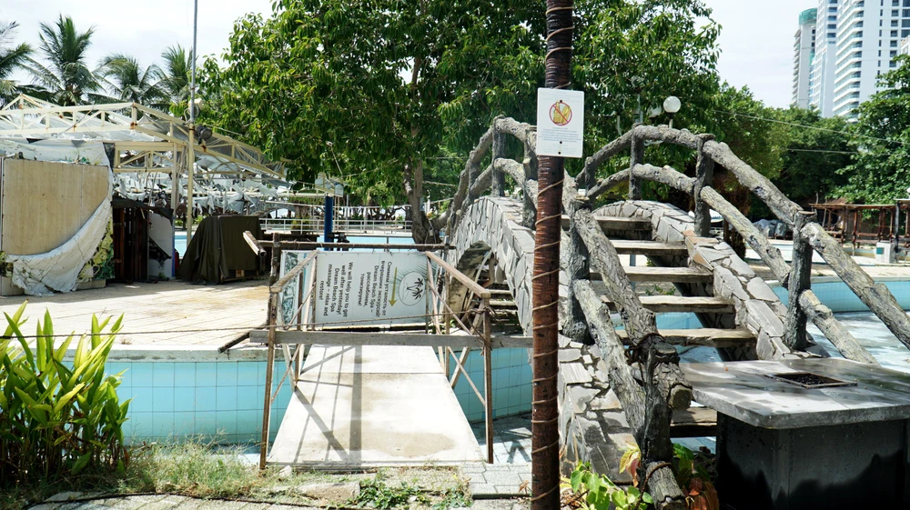 Lối vào hồ bơi bị chặn bằng bảng hiệu, bàn ghế. Các công trình khác bên trong xuống cấp rất mất mỹ quan.