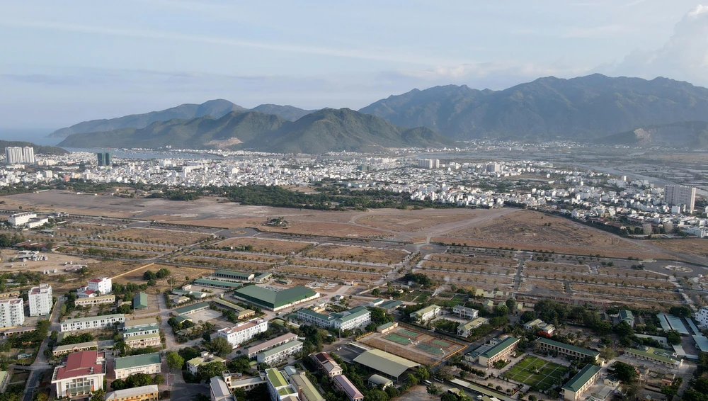 Bộ Quốc phòng thanh tra việc sử dụng, sắp xếp chuyển giao và lấn chiếm đất tại sân bay Nha Trang cũ. Ảnh: HUỲNH HẢI