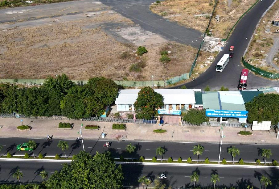 Công ty Tân Thành mở cơ sở kinh doanh trên khu đất chiếm dụng của sân bay Nha Trang cũ. Ảnh: HUỲNH HẢI.