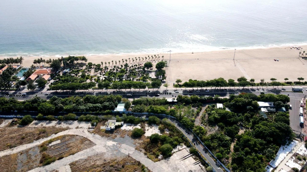 Hơn 6.400 m2 "đất vàng" dọc đường Trần Phú bị Công ty Tân Thành chiếm dụng. Ảnh: HUỲNH HẢI.