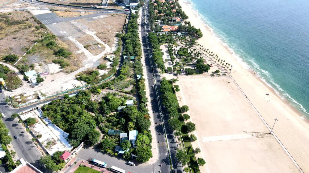 Khu đất nằm trải dài khoảng 400 m mặt tiền đường Trần Phú. Ảnh: HUỲNH HẢI