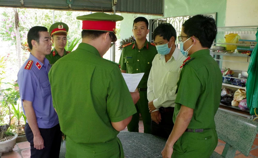 Công an tống đạt quyết định khởi tố ông Lê Minh Khánh. Ảnh: CA