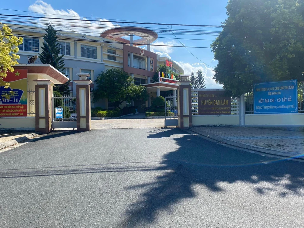 UBND huyện Cam Lâm xem xét xử lý cán bộ, công chức tiếp tay cho phân lô bán nền trái phép. Ảnh: HH.