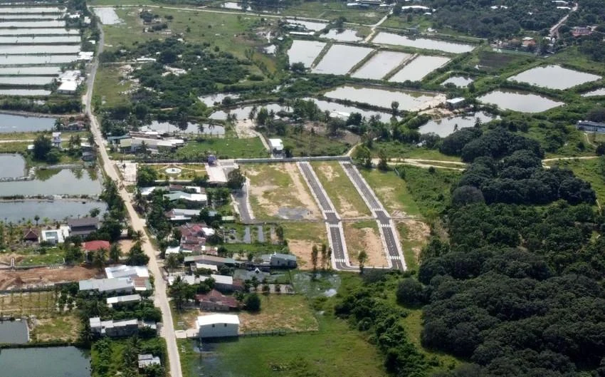 Nhiều thửa đất tại huyện Cam Lâm được phân lô. Ảnh: TV.