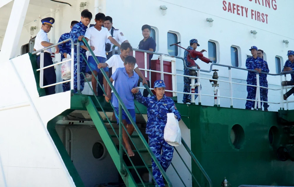 Các ngư dân Trần Theo (56 tuổi), Hà Văn Tấn (46 tuổi), Nguyễn Thành Luyến (37 tuổi) sức khỏe tạm ổn định, được đưa đi kiểm tra sức khỏe.