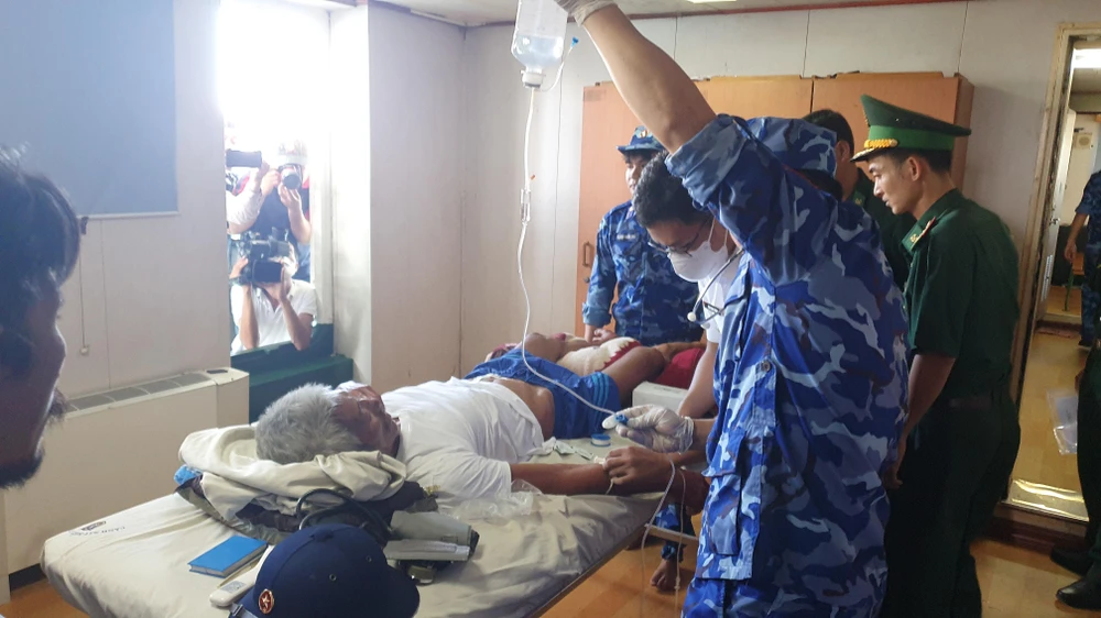 Ngư dân Trần Thuận Thanh bị thương được đưa đi cấp cứu. Ảnh: HH.