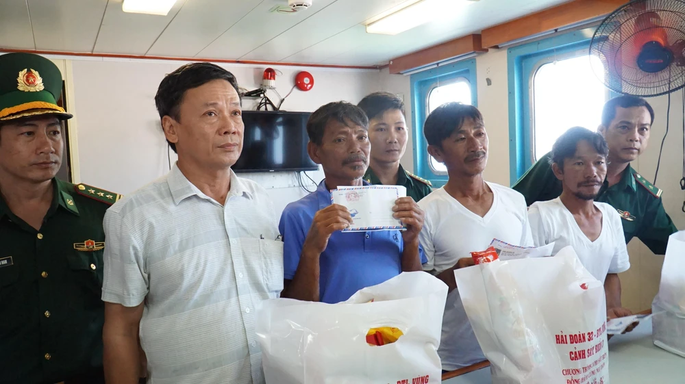 Các ngư dân được đưa vào bờ an toàn. Ảnh: HH.