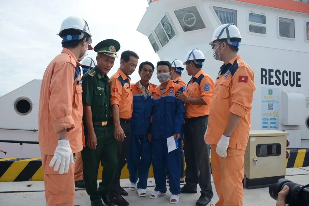 Bốn thuyền viên Bình Định được bàn giao cho địa phương. Ảnh: DH