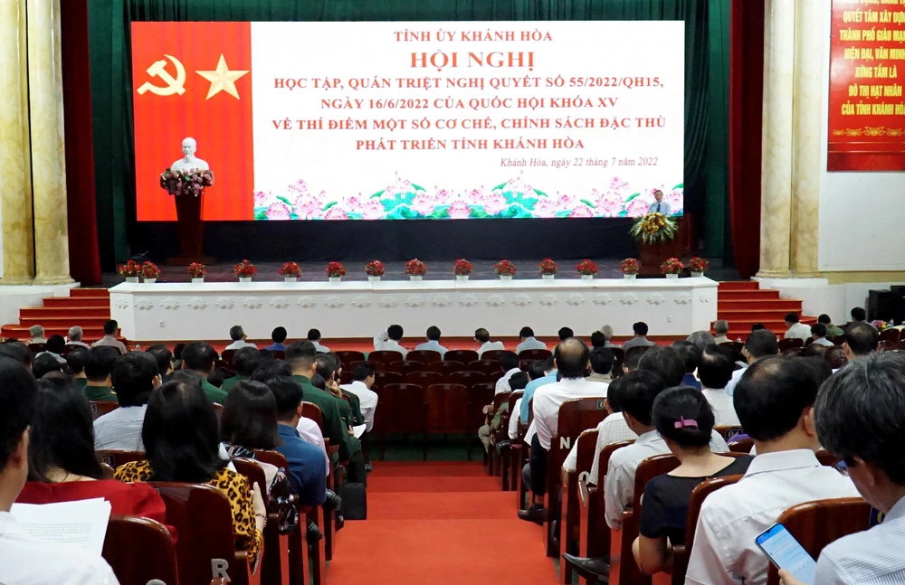 Hội nghị quán triệt nghị quyết của Quốc hội về thí điểm một số cơ chế, chính sách đặc thù phát triển tỉnh Khánh Hòa. Ảnh: HH