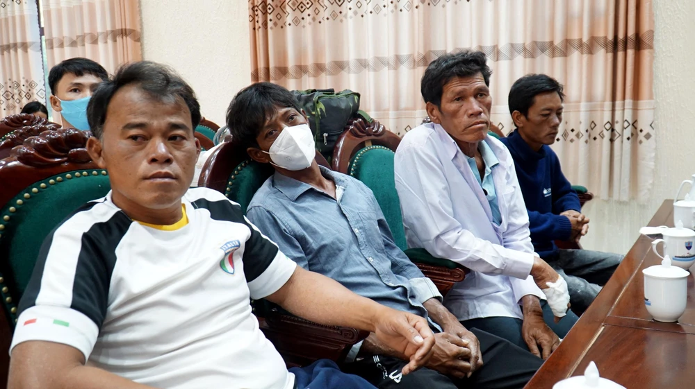 Các ngư dân chuẩn bị được bàn giao cho địa phương. Ảnh: HUỲNH HẢI.