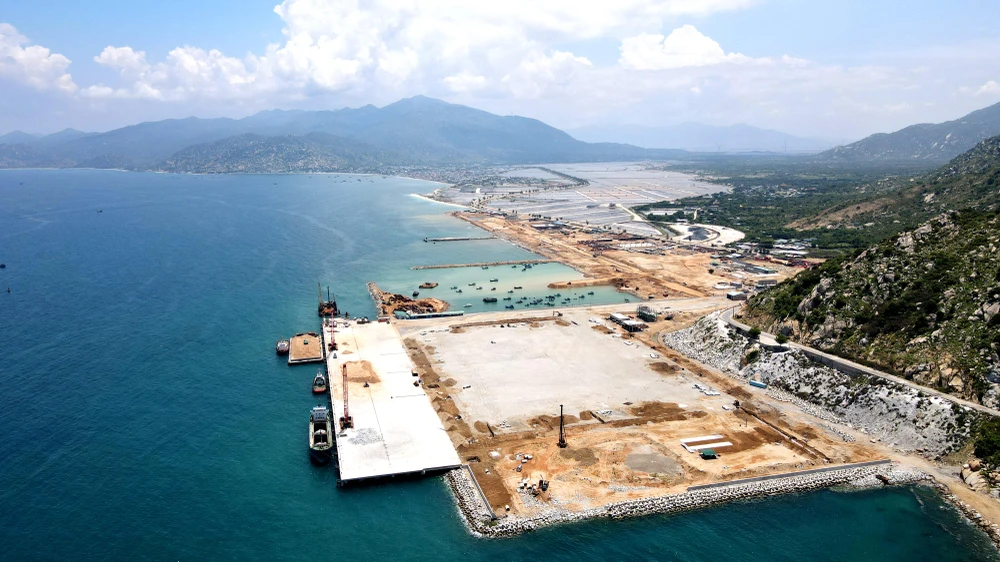 Cảng tổng hợp Cà Ná sẽ hướng đến trở thành cảng có chức năng trung chuyển quốc tế. Ảnh HUỲNH HẢI.