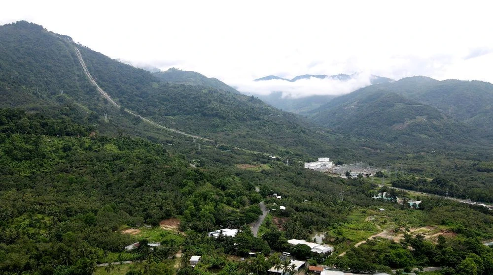 Xã Lâm Sơn nằm dưới chân đèo Ngoạn Mục có khí hậu mát mẻ, vườn trái cây trĩu quả. Ảnh: HH.