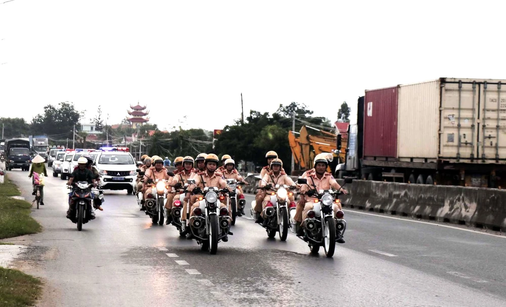 Trạm CSGT Ninh Hòa ra quân xử lý vi phạm. Ảnh: CÔNG AN.