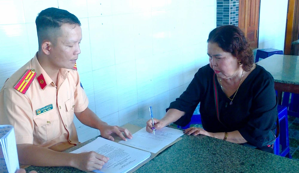 Đề nghị chủ các cơ sở vận tải ký cam kết không chở quá tải, cơi nới thùng xe. Ảnh: CÔNG AN.