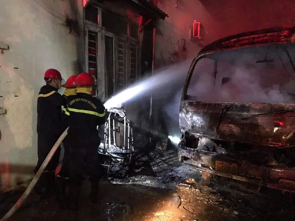 Lửa bùng cháy trong căn nhà ở TP Phan Rang - Tháp Chàm. Ảnh: PCCC.