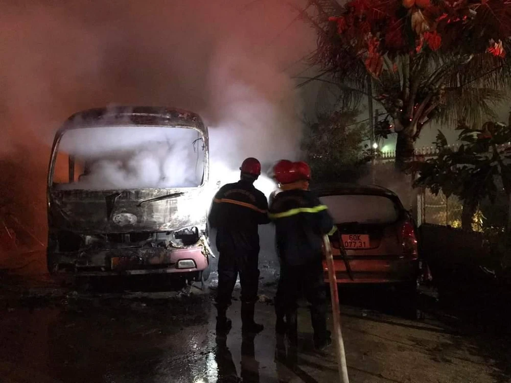 Hai ô tô đậu trong sân đã bị lửa thiêu rụi. Ảnh: PCCC.