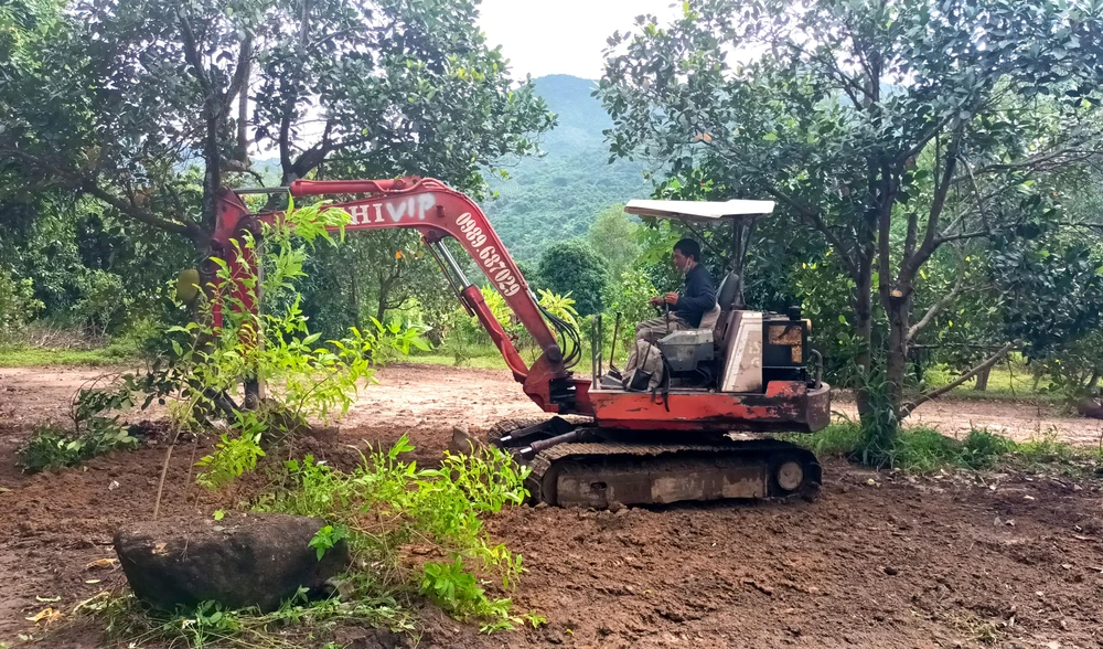 Công nhân đang cải tạo đất trong farmstay Dép Tổ Ong vào ngày 4-8. Ảnh: HH.