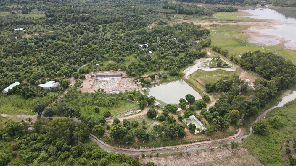 Các công trình không phép tại hồ Am Chúa. Ảnh: HH. Các công trình không phép tại hồ Am Chúa. Ảnh: HH.