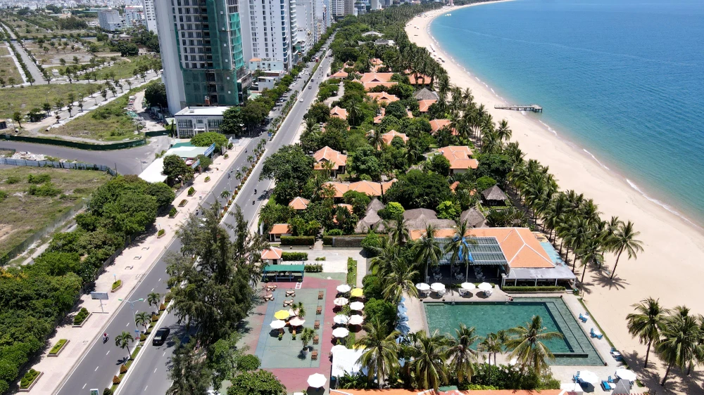 Sẽ giữ lại những điểm check in, hồ bơi... trên bãi biển Nha Trang để phục vụ cộng đồng. Ảnh: HUỲNH HẢI.