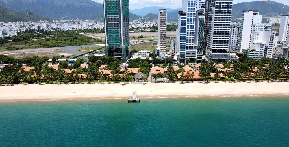 Khu nghỉ mát Evason Ana Mandara Nha Trang chắn bờ biển Nha Trang. Ảnh: HH.