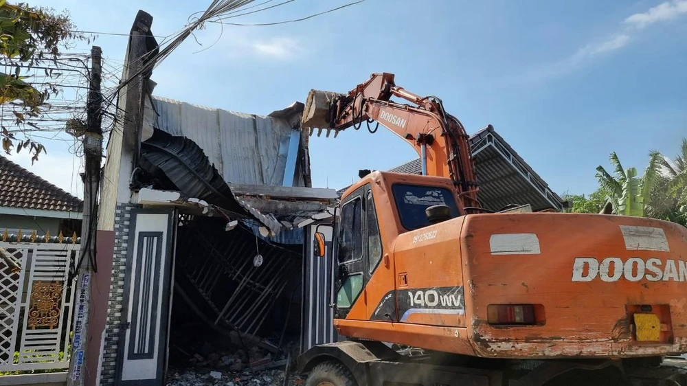 Xe múc được sử dụng để phá dỡ căn nhà, tìm kiếm các nạn nhân. Ảnh: NT. Xe múc được sử dụng để phá dỡ căn nhà, tìm kiếm các nạn nhân. Ảnh: NT.