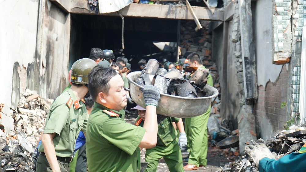 Lực lượng tìm kiếm phải mất một ngày bới đống đổ nát mới tìm thấy các nạn nhân. Ảnh: HH