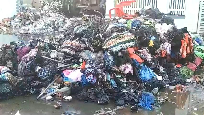 Vật dụng trong nhà được đem ra ngoài. Ảnh: MC. Vật dụng trong nhà được đem ra ngoài. Ảnh: MC.