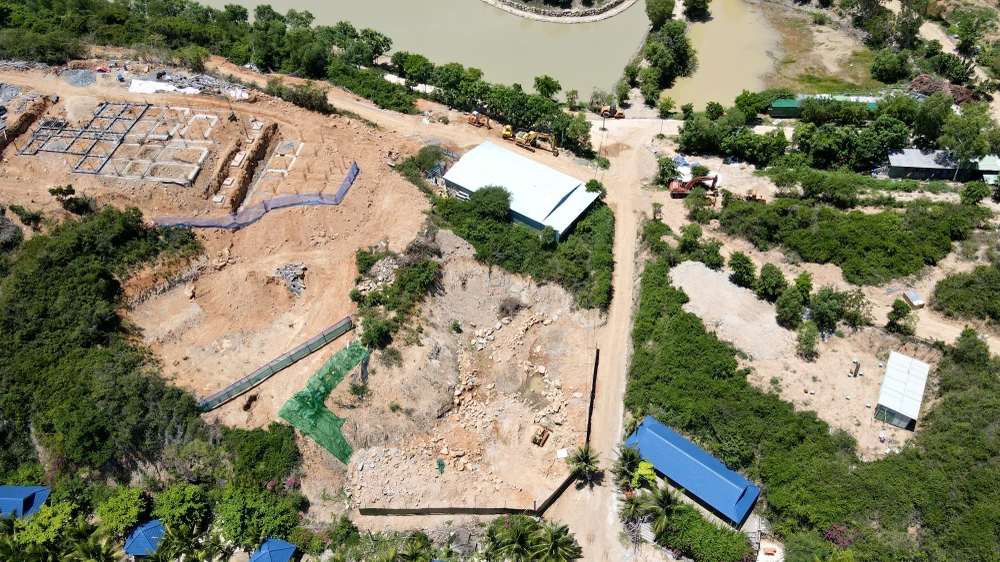 Khu du lịch Trí Nguyên bạt núi, xẻ rừng trên đảo Trí Nguyên. Ảnh: HUỲNH HẢI