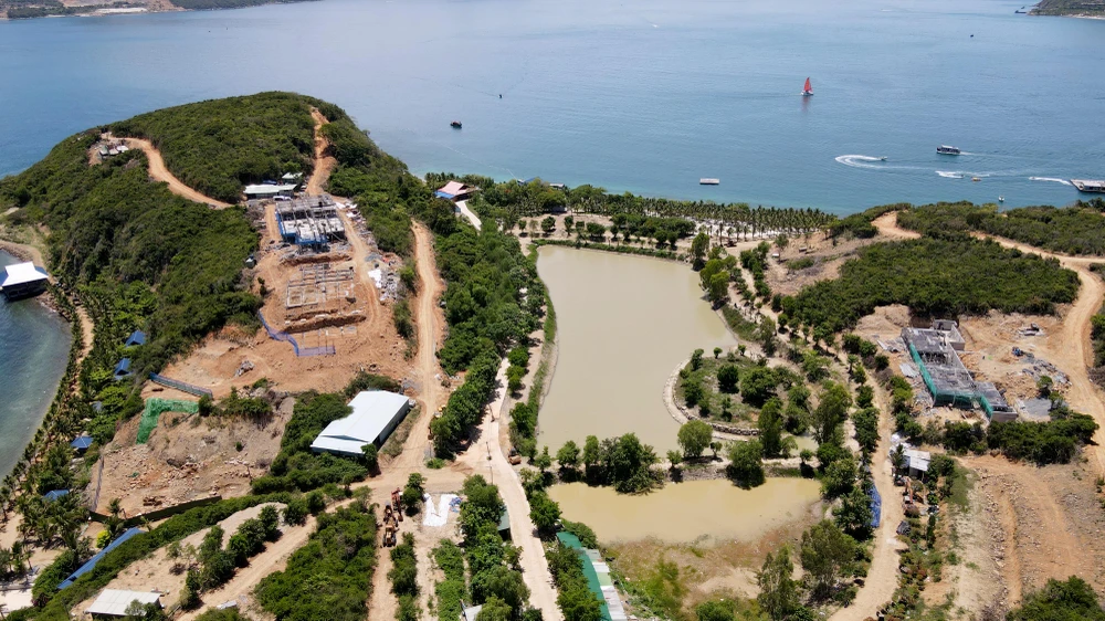 Hiện trạng dự án khu du lịch Trí Nguyên san ủi núi, xé rừng. Ảnh: HUỲNH HẢI.