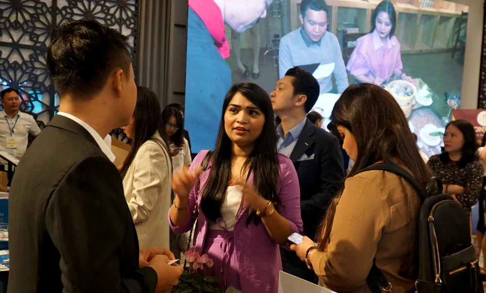 Doanh nghiệp Ấn Độ tìm hiểu sản phẩm du lịch Nam Trung Bộ tại hội nghị. Ảnh: HH. Doanh nghiệp Ấn Độ tìm hiểu sản phẩm du lịch Nam Trung Bộ tại hội nghị. Ảnh: HH.