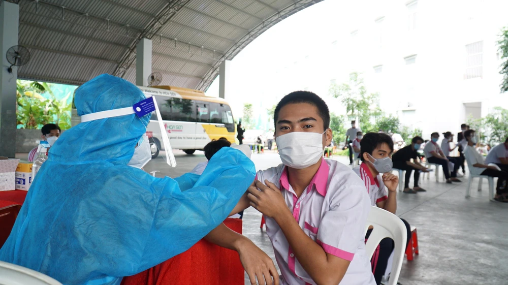 Nha Trang triển khai đợt cao điểm tiêm vắc xin phòng COVID-19 cho học sinh (ảnh minh họa). Ảnh: HH. Nha Trang triển khai đợt cao điểm tiêm vắc xin phòng COVID-19 cho học sinh (ảnh minh họa). Ảnh: HH.