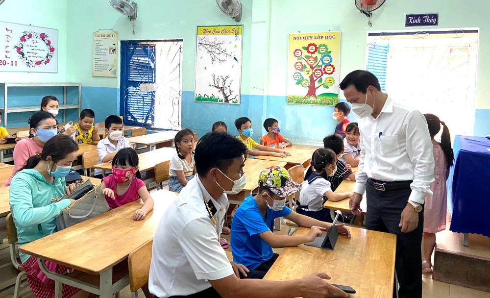 Lãnh đạo TP Nha Trang kiểm tra việc tiêm vaccine cho học sinh vào sáng 22-8. Ảnh: TL