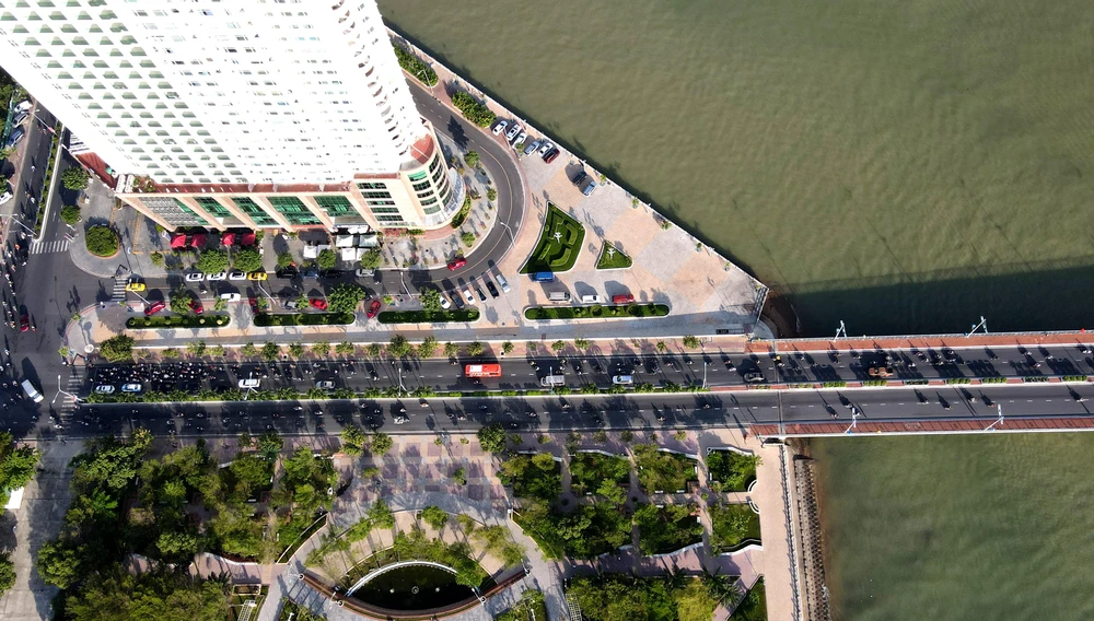 Vào giờ cao điểm thường hay kẹt xe từ cầu Trần Phú đến ngã ba đường Xóm Cồn. Ảnh: HH.