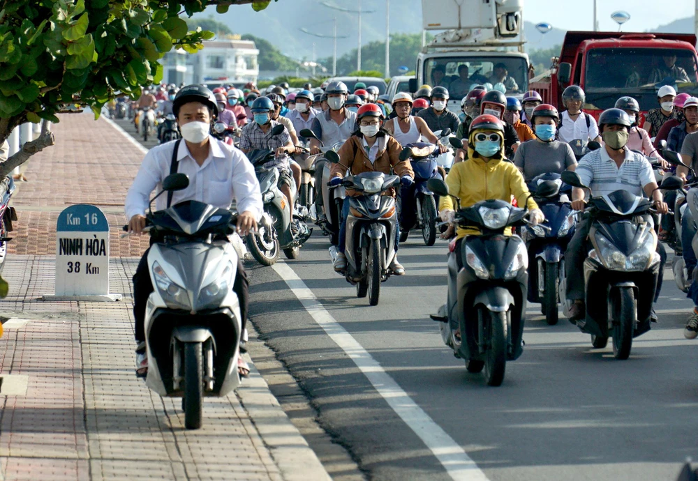 Một số người dân chạy xe leo lên lề để đi vào sáng 22-8. Ảnh: HH.