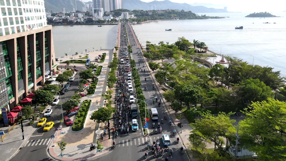Các phương tiện chen nhau qua cầu Trần Phú để vào TP Nha Trang vào sáng 22-8. Ảnh: HH.