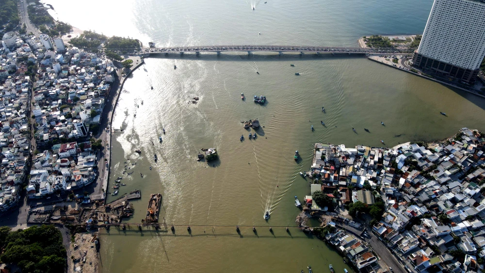 Cầu Trần Phú được xem là độc đạo từ phía bắc vào Nha Trang khi xây cầu Xóm Bóng. Ảnh: HH.