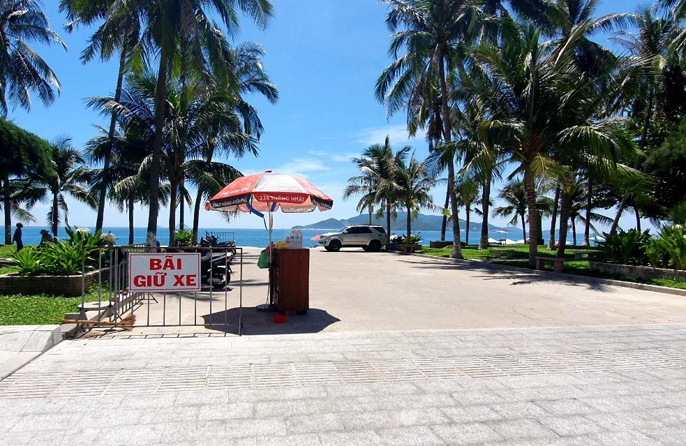 Đội trưởng Đội thanh niên xung kích bị kỷ luật vì để các bãi giữ xe hoạt động khi hết hợp đồng. Ảnh: HH